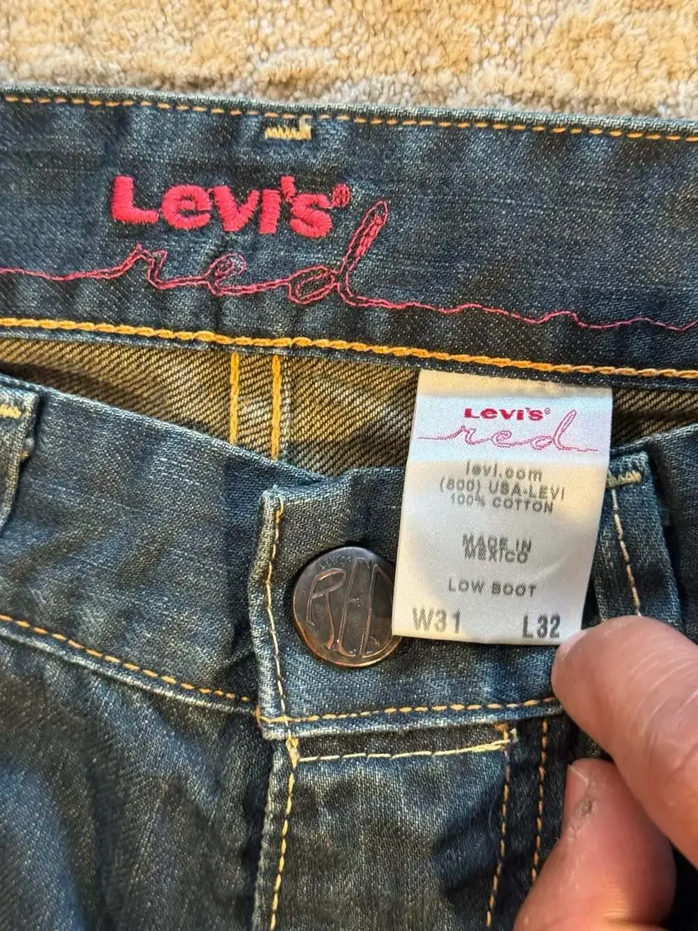 Levis levi red